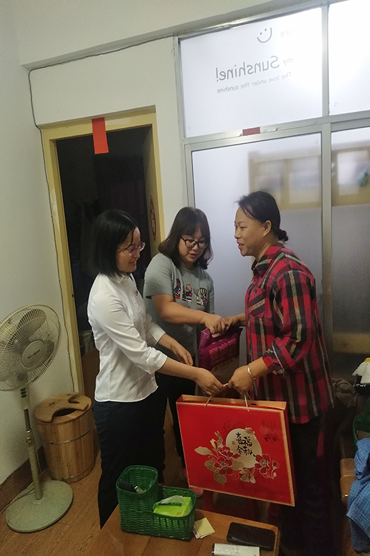 物業(yè)愛(ài)心慰問(wèn) 情暖業(yè)主人心
